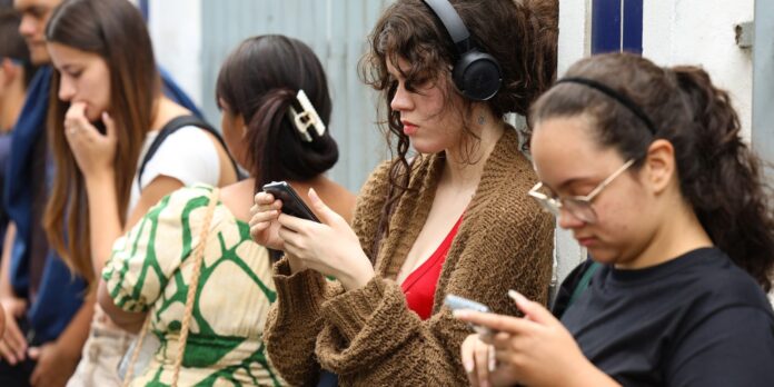 Desigualdades na formalização do trabalho afetam jovens brasileiros