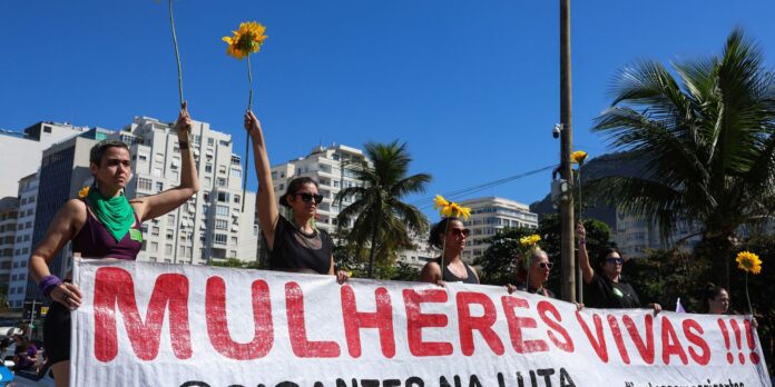 Mulheres protestam em apoio à votação do PL da Misoginia