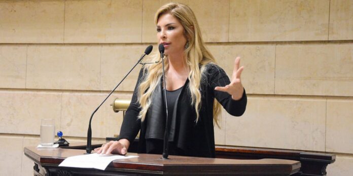 Polícia prende ex-vereadora Veronica Costa, condenada por tortura