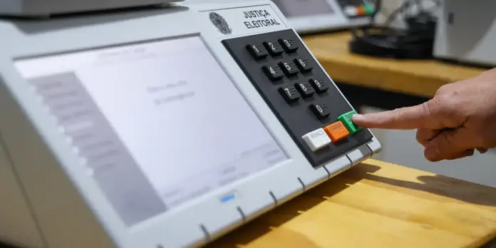 Justiça Eleitoral assegura transporte e urnas adaptadas para pessoas com deficiência