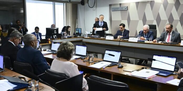 CCJ do Senado aprova PEC que acaba com jornada 6x1