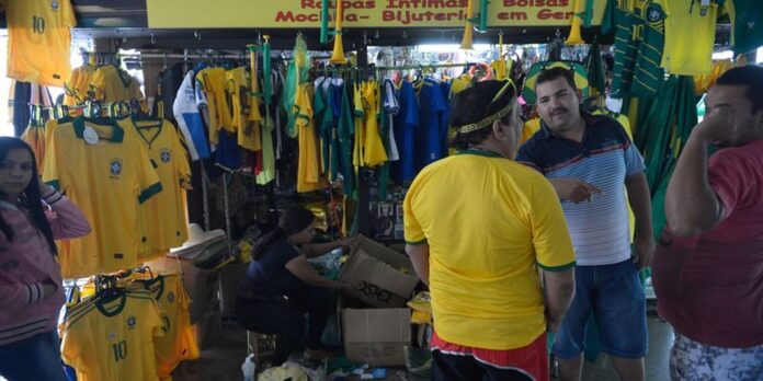 Vendas no comércio registram queda de 0,8% em julho, influenciadas pela Copa do Mundo