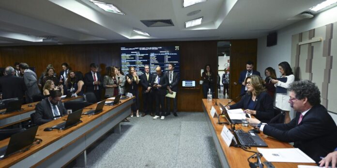 Comissão aprova MP da taxa das blusinhas: texto segue a plenários