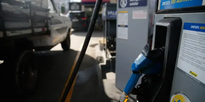 Subsídios à gasolina e ao diesel são aumentados em resposta à elevação do preço do petróleo