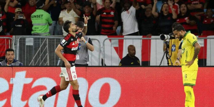 Flamengo vence e fica a um ponto do Palmeiras, líder do Brasileirão