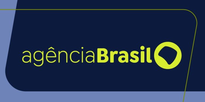 Grupo de 20 pessoas fica à deriva no Rio e é resgatado pelos bombeiros