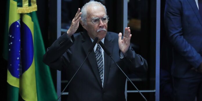 Ex-presidente José Sarney é internado com pneumonia
