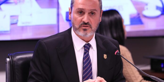 Dino determina reintegração de Andrei Rodrigues ao cargo de diretor da PF