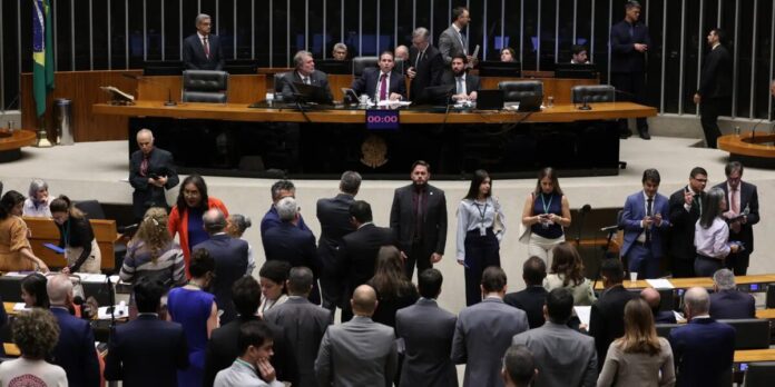 Mineradoras elogiam, mas municípios criticam PL de minerais críticos