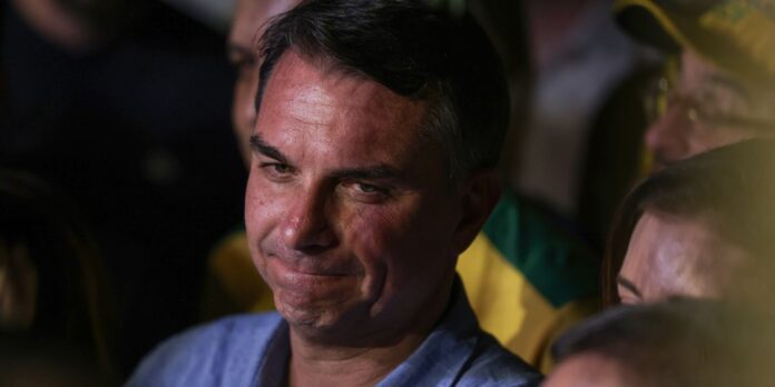 Imprensa internacional comenta a saída de Flávio Bolsonaro do Brasil