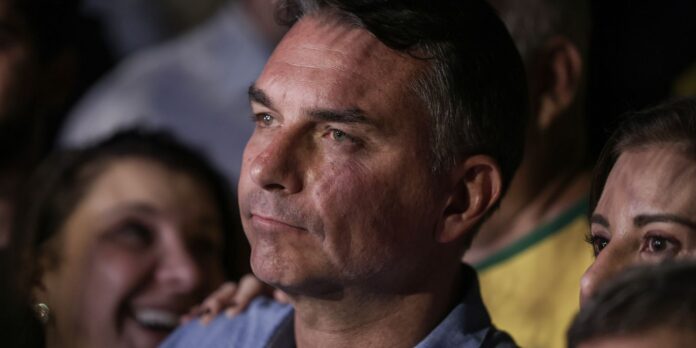 Mendonça aplica multa a Flávio por impulsionar postagem negativa sobre Lula