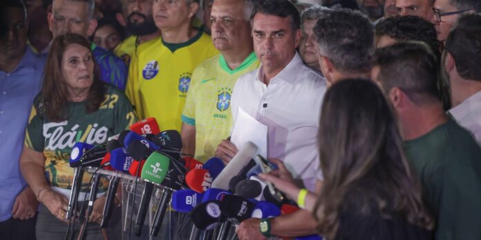 Moraes determina que Flávio entregue passaporte e o impede de sair do país
