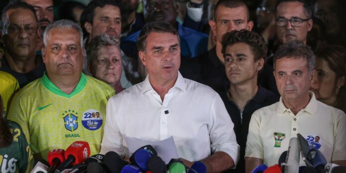 PF apura as circunstâncias da saída de Flávio Bolsonaro do Brasil