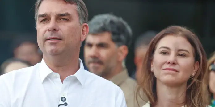 Flávio Bolsonaro comparece a missa na Catedral de Brasília