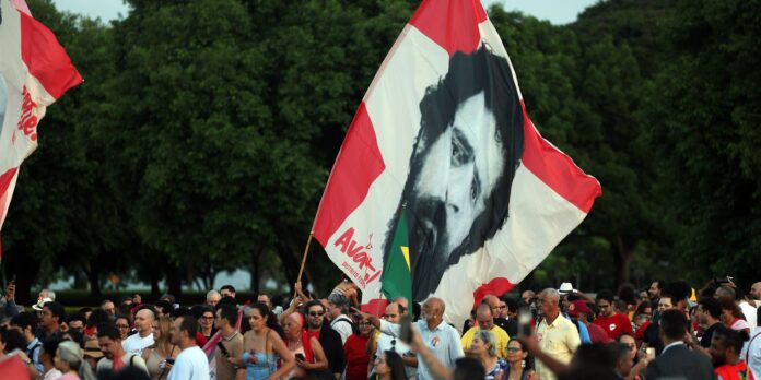 Lula e eleitores idosos celebram em evento de aniversário