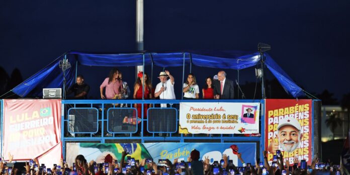 Lula critica fuga de Flávio Bolsonaro e classifica como 