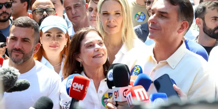 Flávio Bolsonaro participa de evento no Rio de Janeiro com Douglas Ruas
