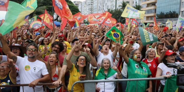 Ato em defesa da democracia e de Lula atrai milhares no Rio de Janeiro e em Brasília