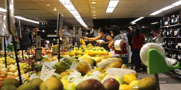 INPC, índice que ajusta salários, registra alta de 4,29% em 12 meses