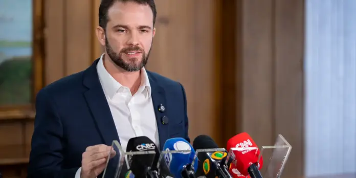 Previsão de superávit no Orçamento de 2027 permanece, afirma Durigan