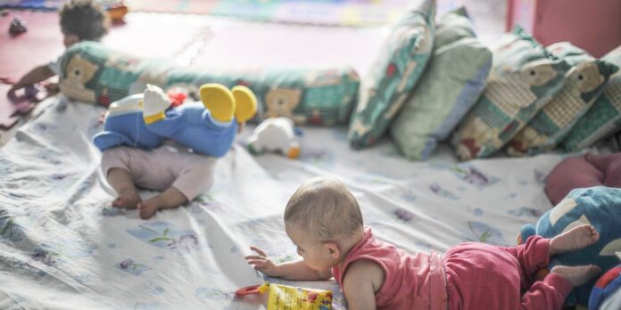 Mais de 330 mil crianças foram internadas no Brasil devido a quedas em uma década