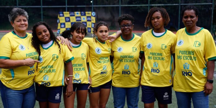 Ex-jogadoras da seleção de futebol promovem incentivo a alunas em escolas do Rio