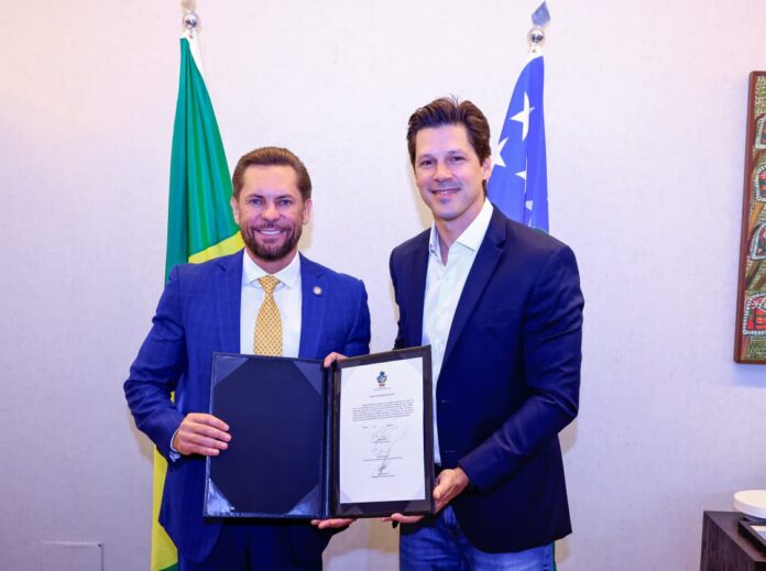 Daniel Vilela formaliza transmissão de cargo para Bruno Peixoto