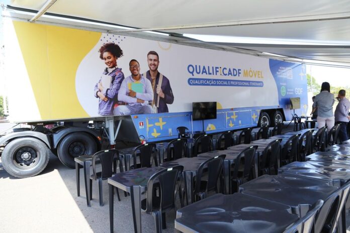 QualificaDF oferece cursos gratuitos a mais de 1,6 mil formandos em 2026 nas comunidades do DF