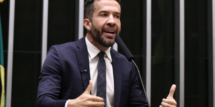 Deputado André Janones é internado em São Paulo devido a arritmia