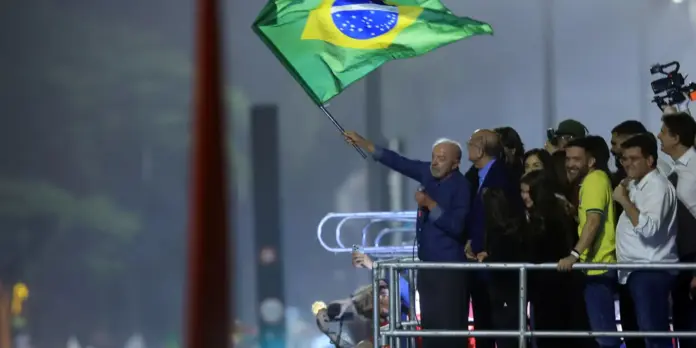 Lula solicita que público cante o Hino da Independência durante celebração da vitória