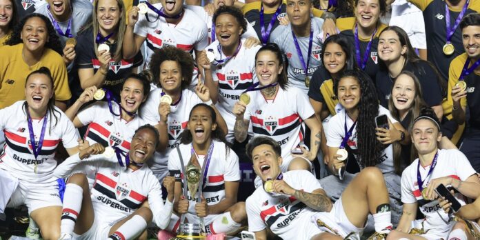 São Paulo conquista o título do Campeonato Brasileiro ao empatar com o Corinthians pela primeira vez