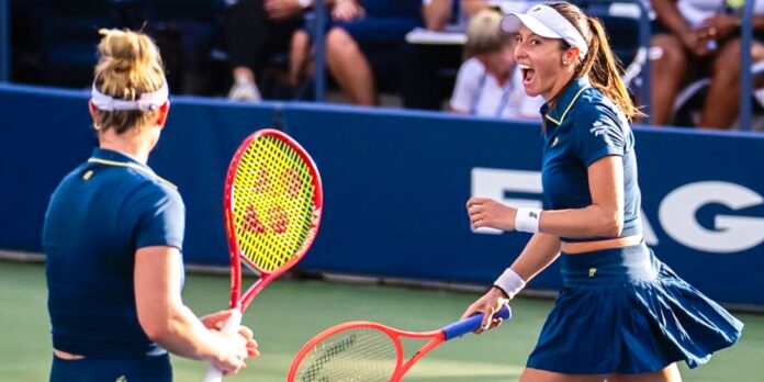 Dupla de Stefani vence na estreia do WTA de Wuhan e mira liderança