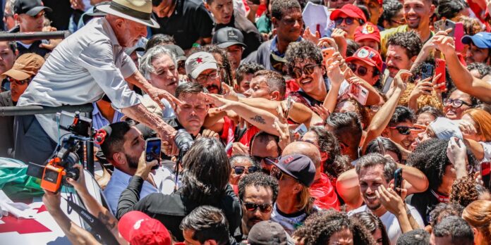 Lula anuncia que PT irá à Justiça contra suspensão de canal