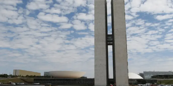 Professor afirma que Congresso mais conservador deve alterar agenda política.