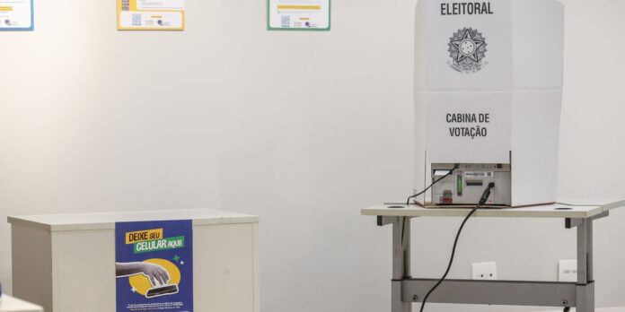 Eleitores de Itaguaí, no Rio de Janeiro, votam no domingo para prefeito