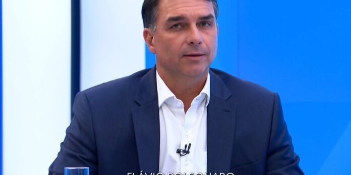Flávio declara que representa a mudança ao votar no Rio de Janeiro