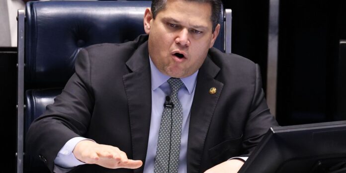 Alcolumbre anuncia promulgação do fim da escala 6x1 nesta sexta-feira
