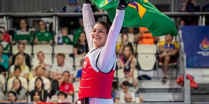 Maria Clara Pacheco conquista o título na 3ª etapa do Grand Prix, em Paris