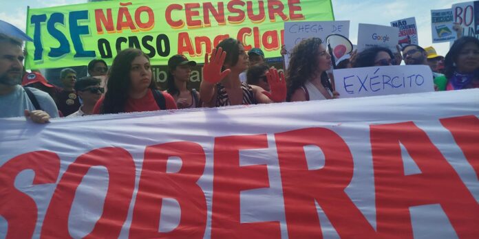 Ativistas realizam protesto no TSE contra decisão de Mendonça no caso Ana Clara