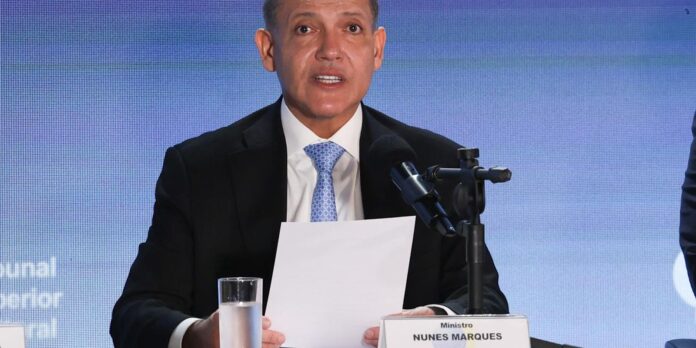 Presidente do TSE afirma que eleições transcorrem de forma normal